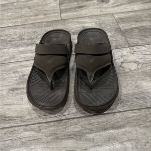 Vionic Black Flip-Flop Sandals